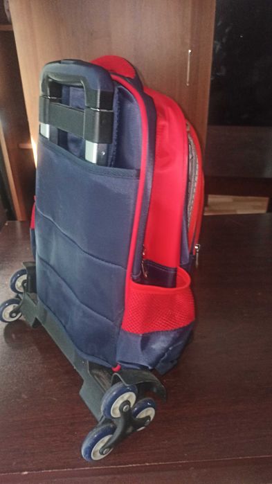Школьная сумка на колесиках в идеальном состоянии для мальчиков.