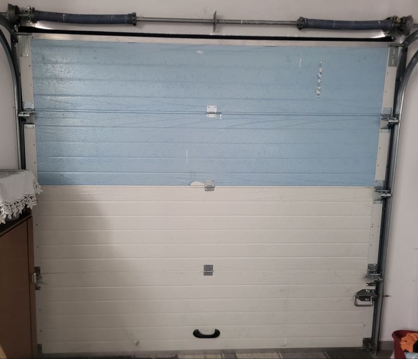 Uşă de garaj secțională termoizolantă - 2,4 x 2,2 m