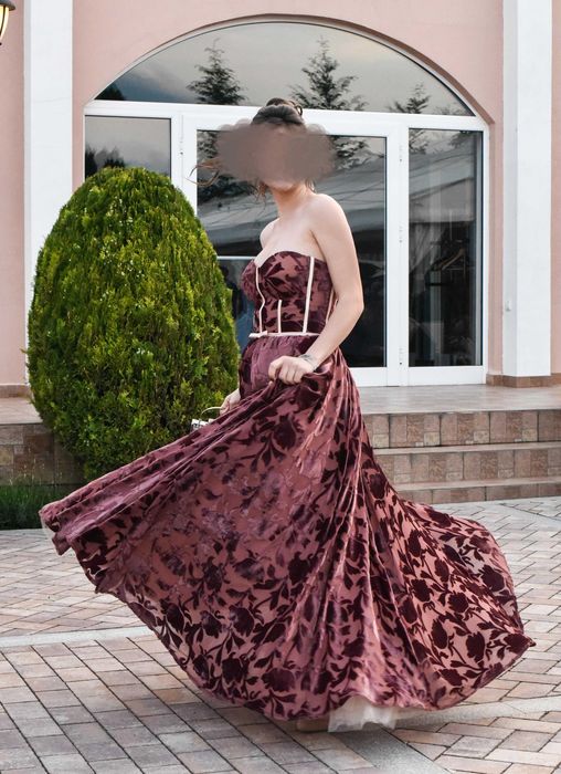 Бутикова кадифена бална рокля