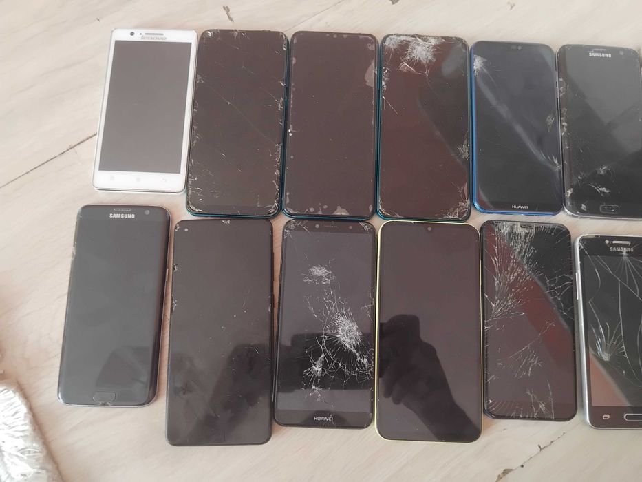 Телефони за части