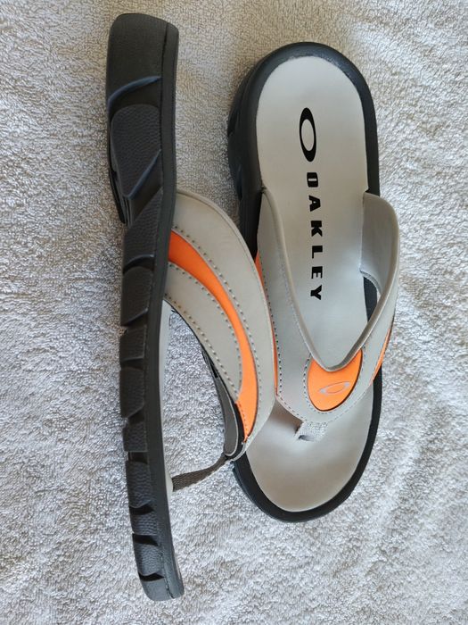 Papuci Oakley model deosebit , eticheta spune 41 însă potrivesc la 40