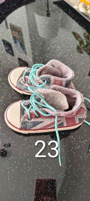 Подарявам детски обувки, пантофи