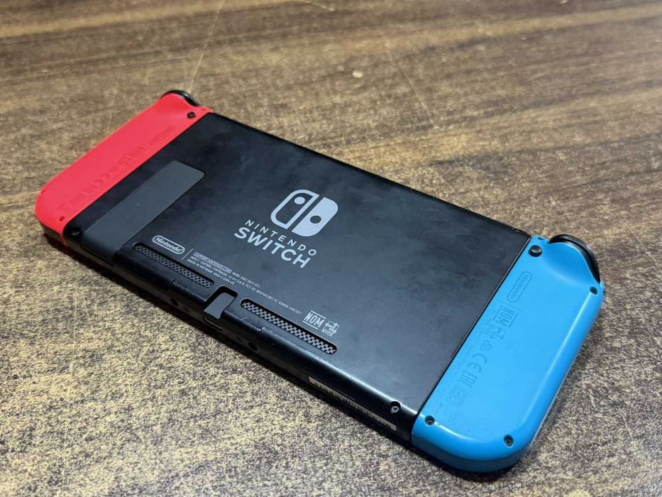 Конзола Nintendo Switch + игри и компоненти
