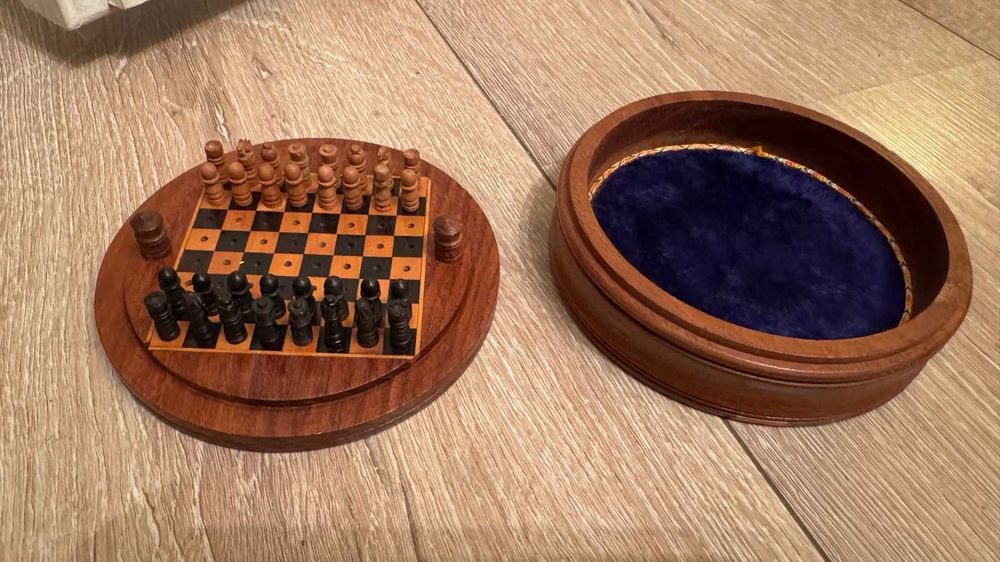Старинен малък дървен шах, ръчно изработен!