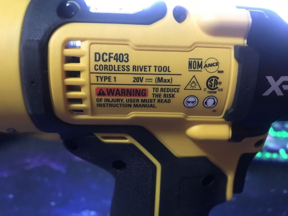 Заклепочник Dewalt DCF403