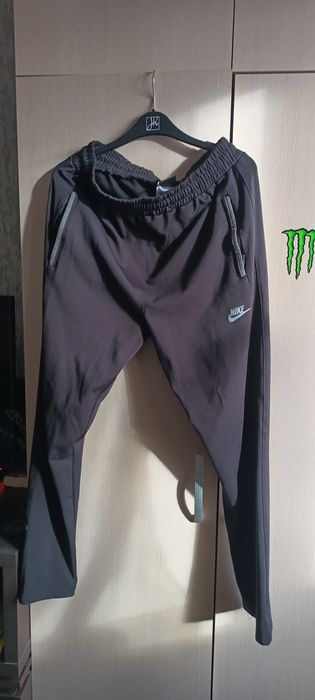 Продавам стари дрехи които не нося