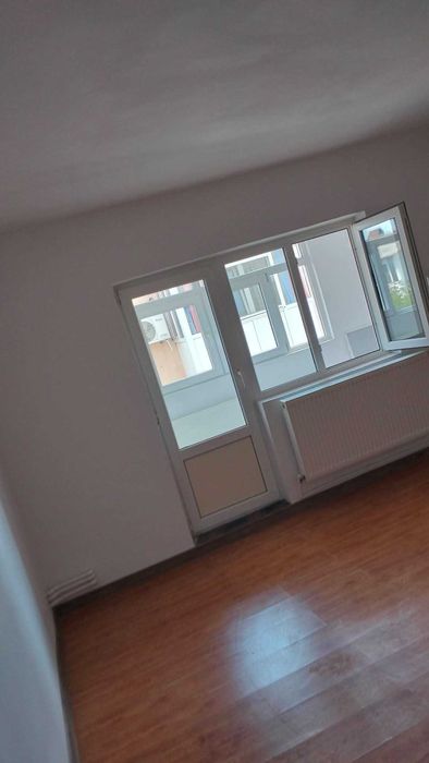 Vand apartament semidecomandat