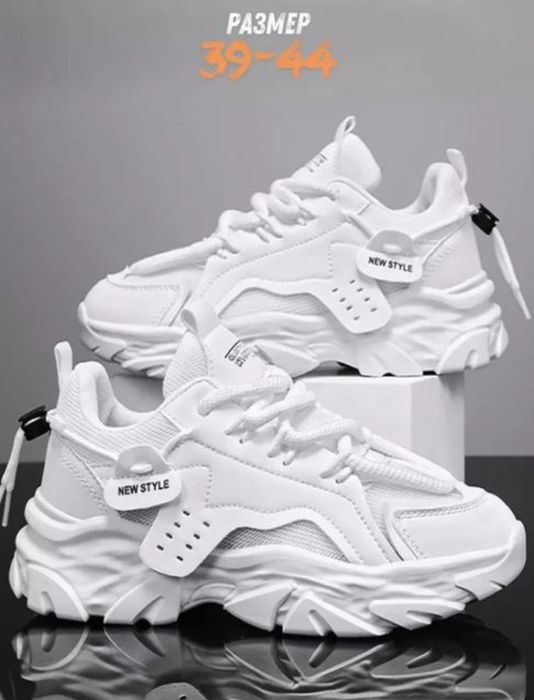 Erkaklar krossovkalari кроссовки aksiya narxda oq va qora rangda