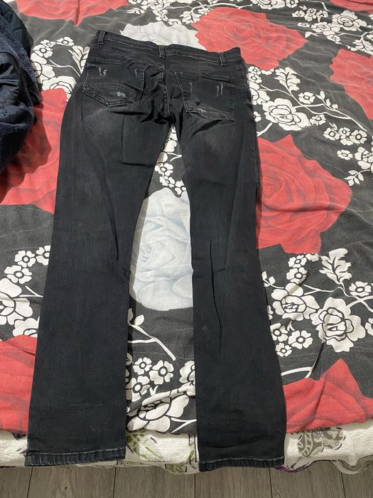 Pantaloni de blugi hanorac si adidasi