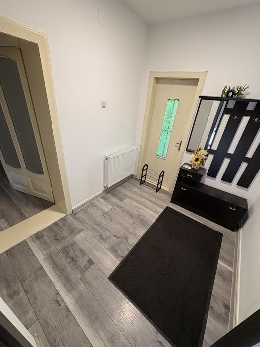 Inchiriez apartament cu 3 camere in vila