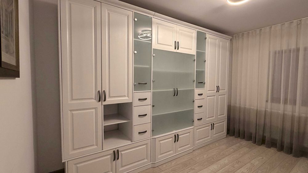 Mobila lemn masiv alb vopsit