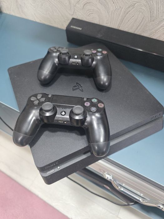 Продаю sony playstation 4. 1tb В хорошем состоянии. Звоните после 18.0