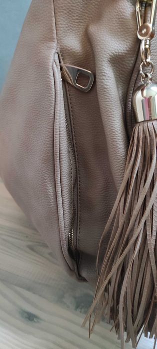 Дамска чанта в бежов цвят