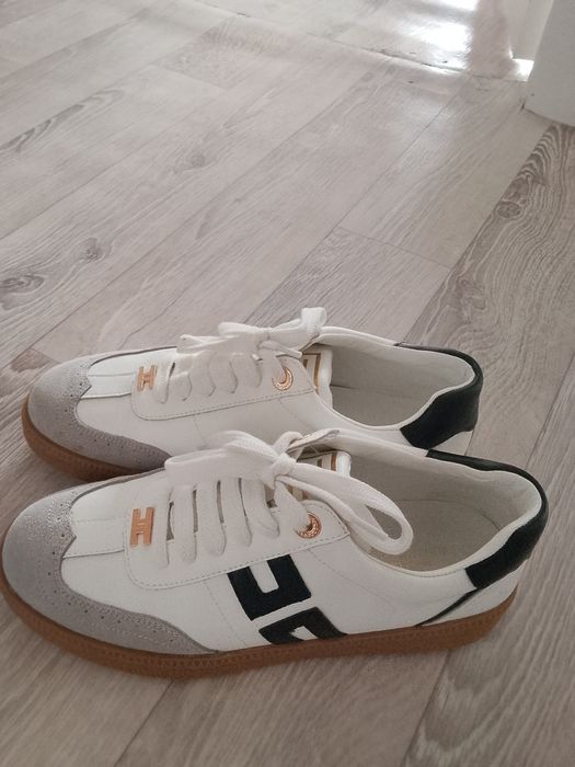 Кроссовки новые продам