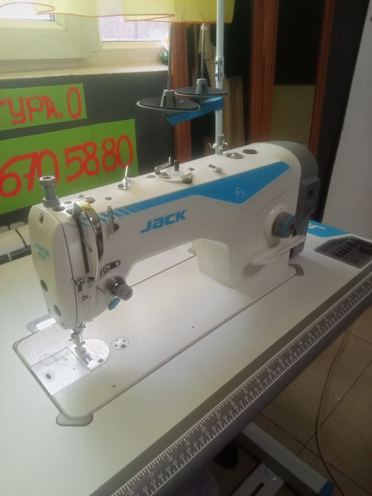 Продам швейную машинку