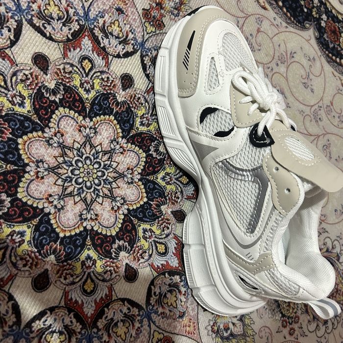 Срочно продаю новые кроссовки