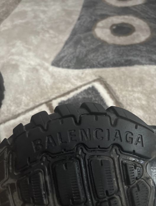 Balenciaga track uri