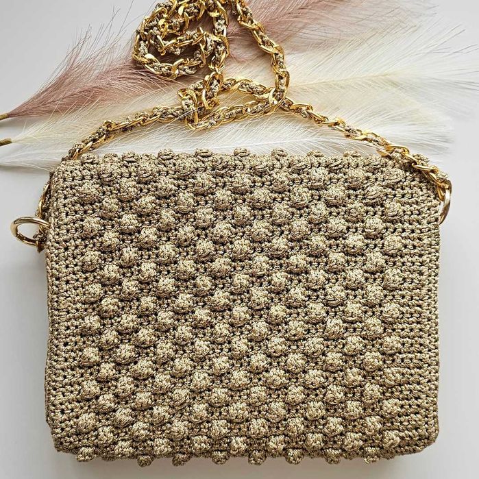 Ръчно изработена златна чанта-клъч за специалните моменти