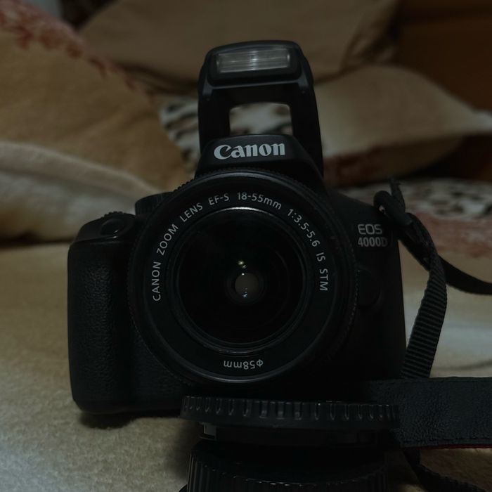 Canon 4000d Body+ Obiectiv 15-55ms+Sd Card 64gb +Curea +Acumulator+ Baterie