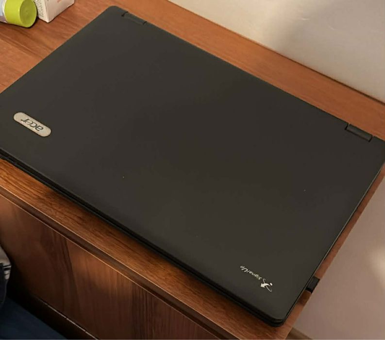 Принтер Brother и лаптоп Acer