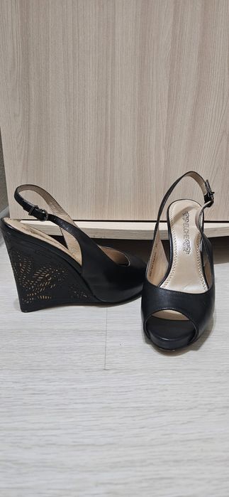 Продам босоножки