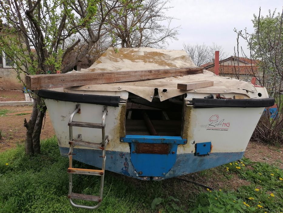 Лодка с колесар..