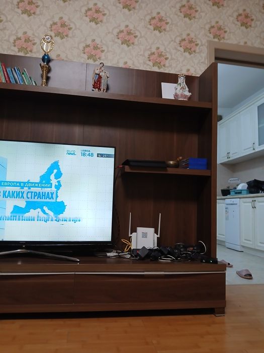 Продам срочно стенку в зал