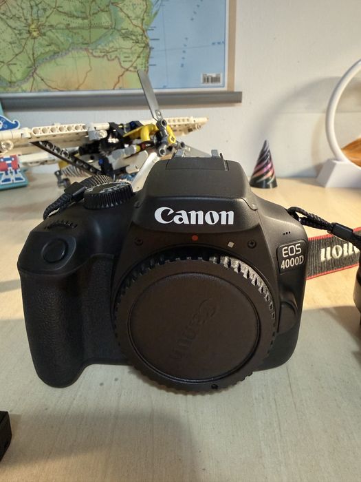 Vand urgent Aparat foto canon eos 4000D cu 2 obiective