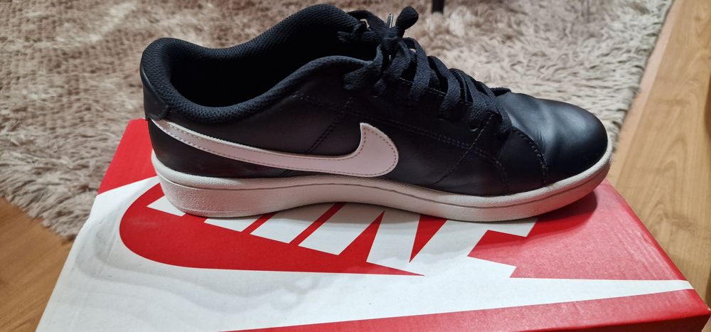 Маратонки Adidas и  Nike