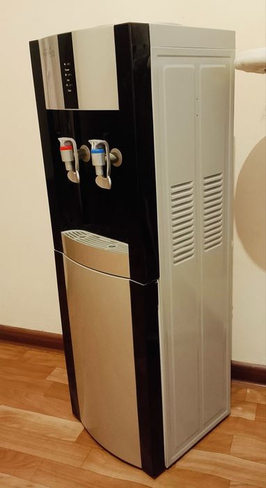Продам диспенсер (кулер) для воды с Холодной/Горячей подачей