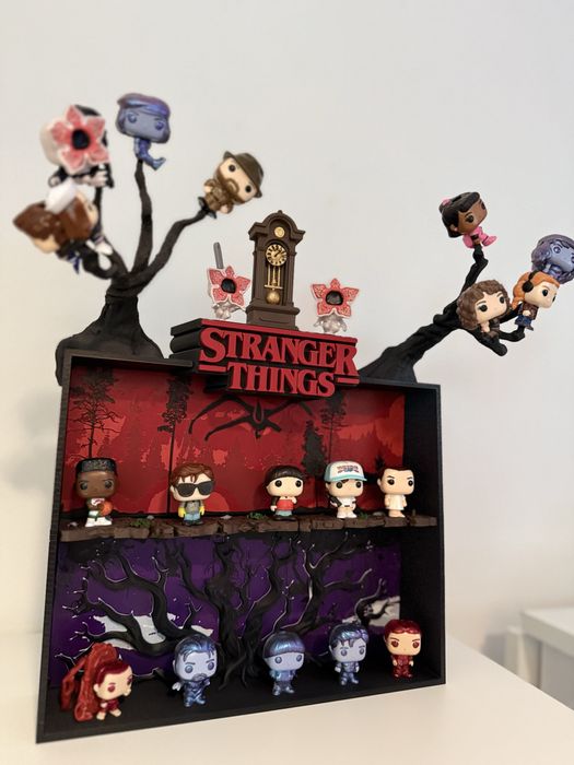 Suport/etajera/stand figurine jucarii Stranger Things will kinder