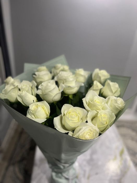 Белые метровые розы