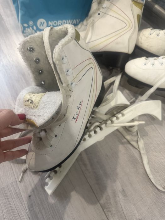 Продам коньки 32,35 размера