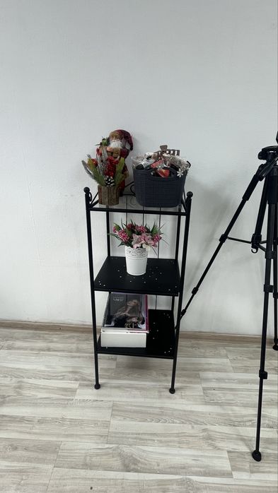 Стелажи с полками.