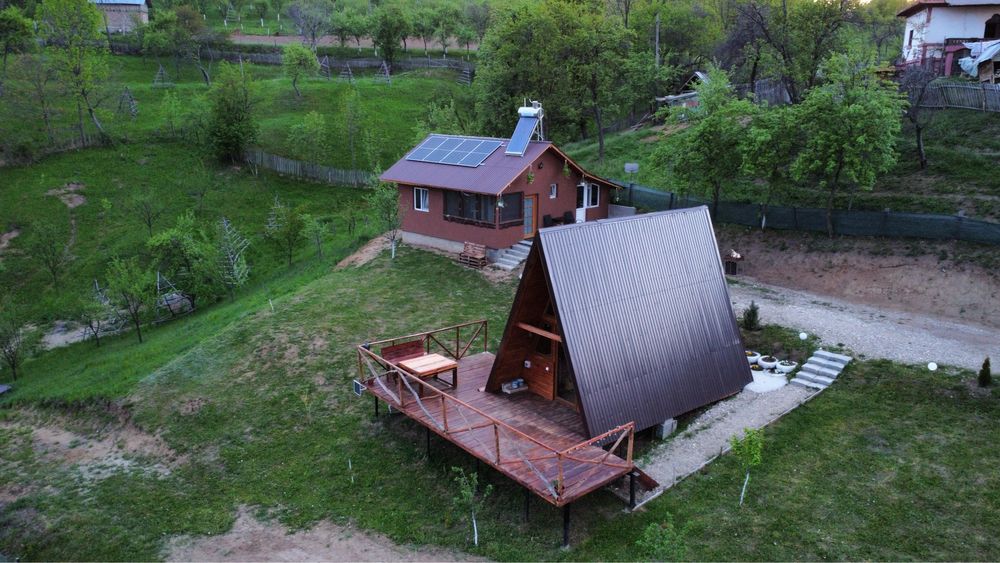 Proprietate turistică completă de vânzare în Cicănești, Argeș – 2 căsuțe funcționale, 2.356 mp teren intravilan, energie verde și peisaj de vis