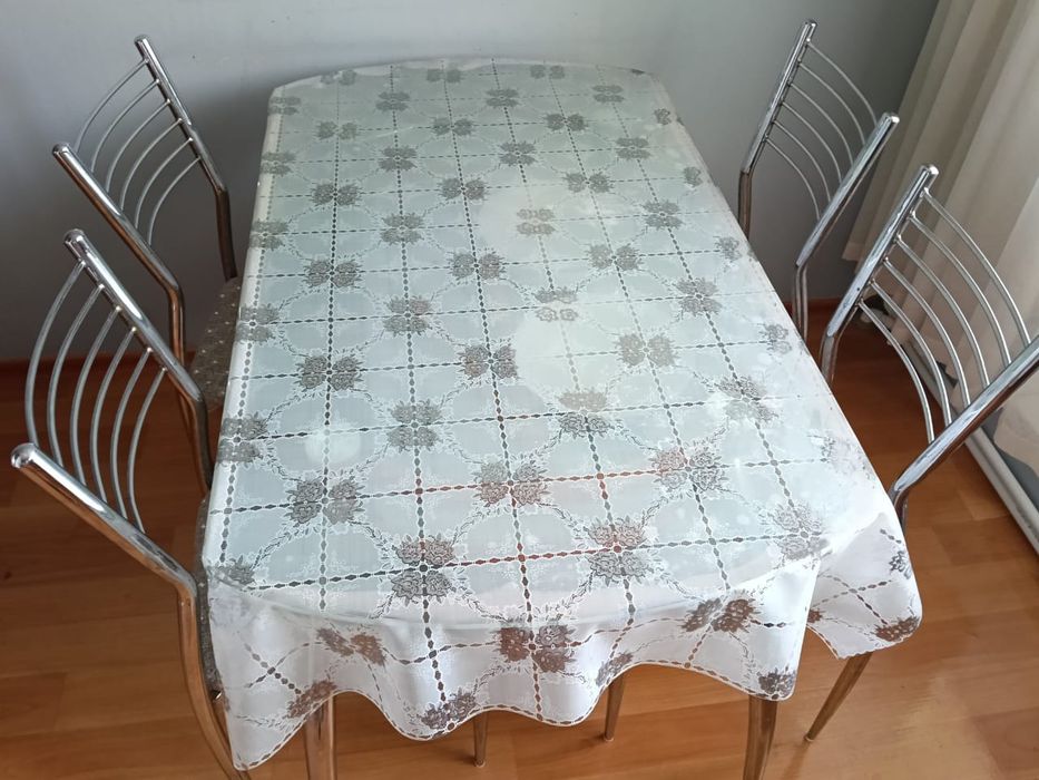 Продам стеклянный стол с стульями