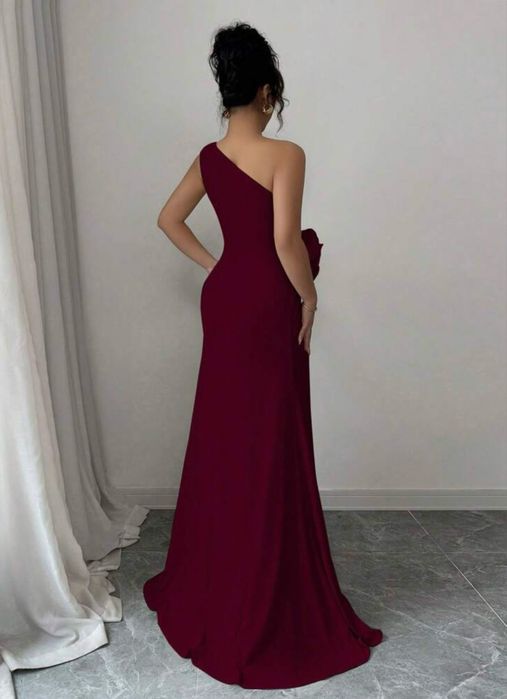 Рокля  с асиметрично деколте,