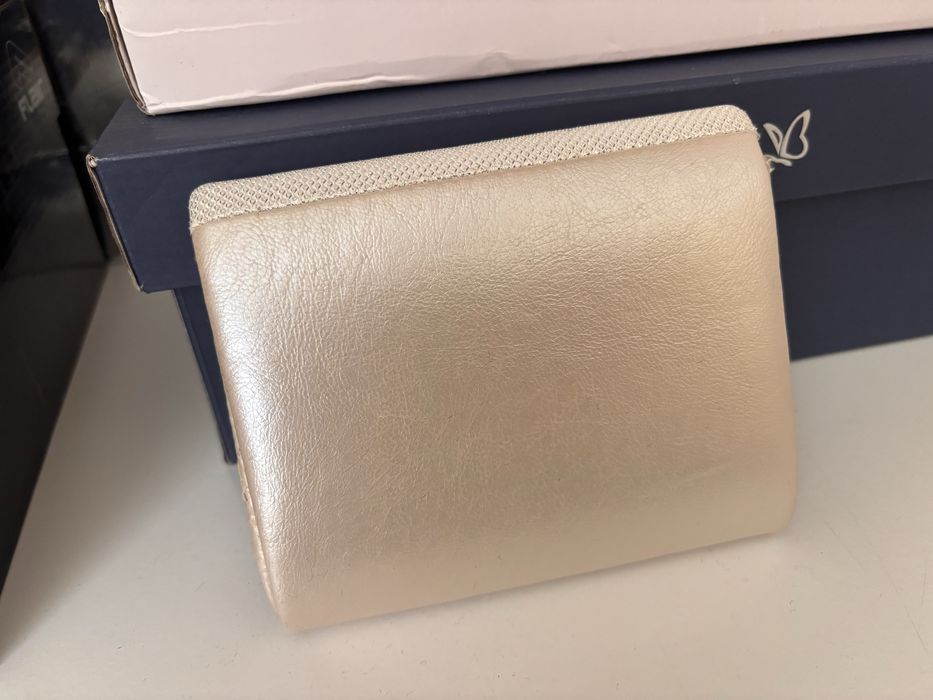 Малка сладка бяло-сребриста чантичка