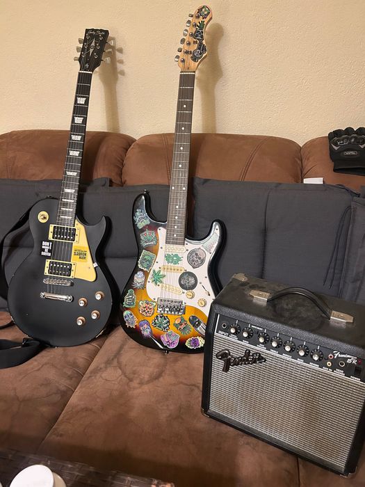 Две Ел.китари и усилвател Fender