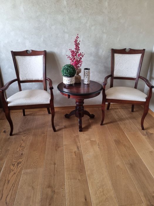 Masuta cu două scaune