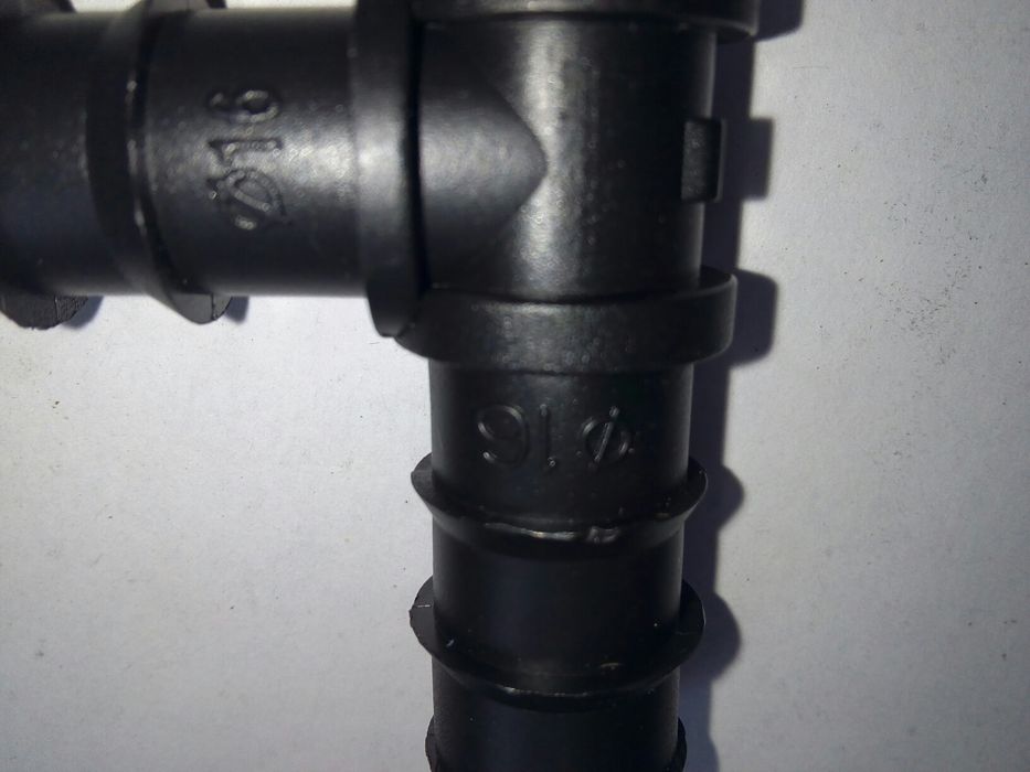 Пластиковые тройник для шланга.