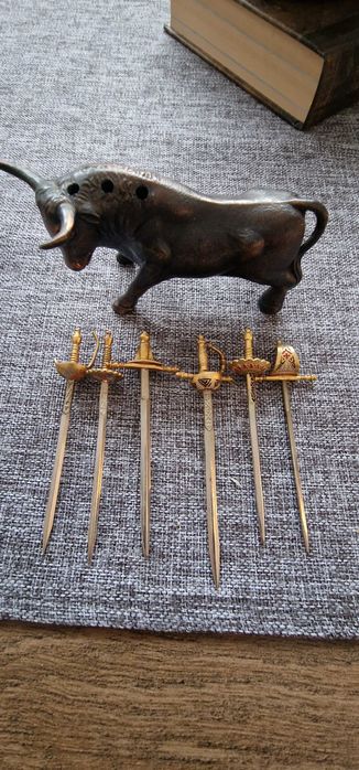 Статуетка на бик