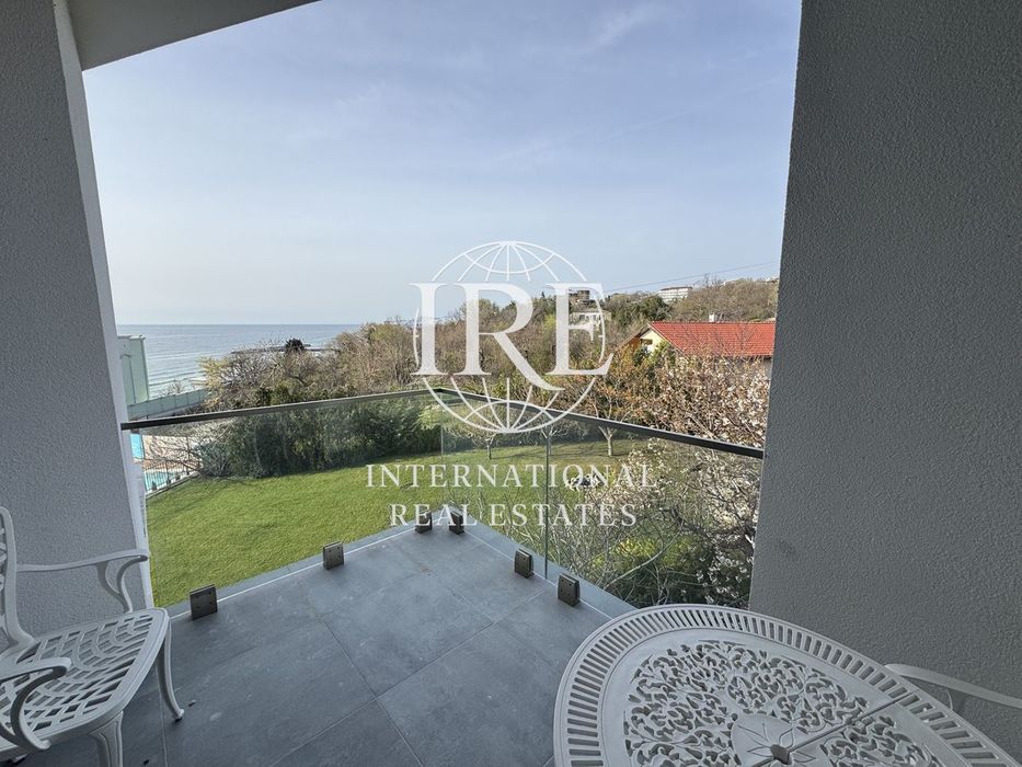 Панорамно студио обзаведено в нова луксозна сграда с басейн и рестора