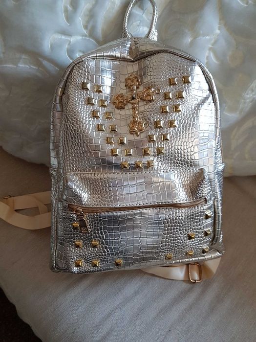 Дамска раница в златисто-сребристо