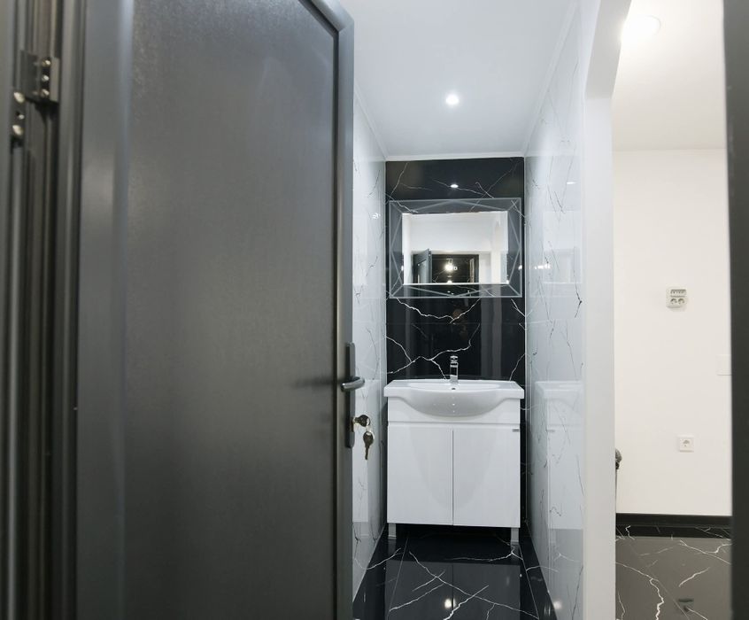 Отдава под наем търговска сграда в идеалния център на града