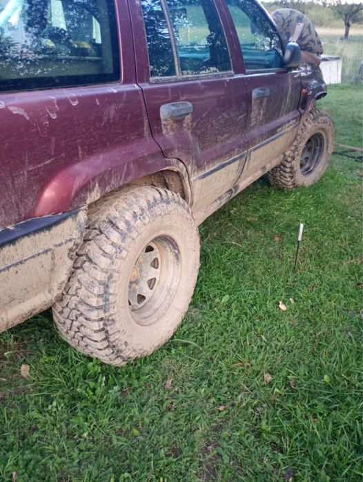 Vând urgent cauciucur de gip pe 33x12.5R15