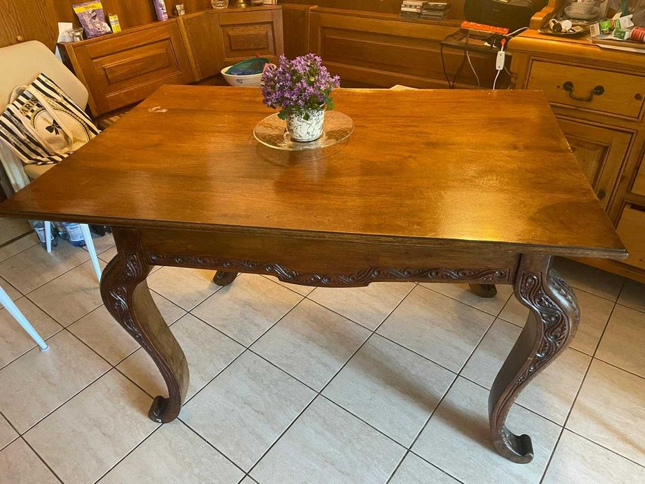 Mobilier vechi: masă de sufragerie și colțar de bucătărie