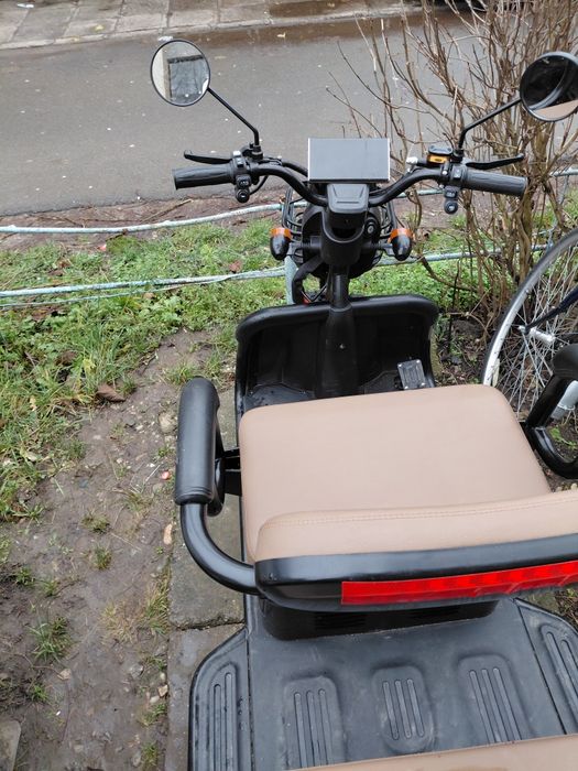 Vand triciclu electric pentru 3 persoane