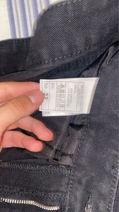 Blugi barbati rupti,marime 32 USA echivalent 42 EUR