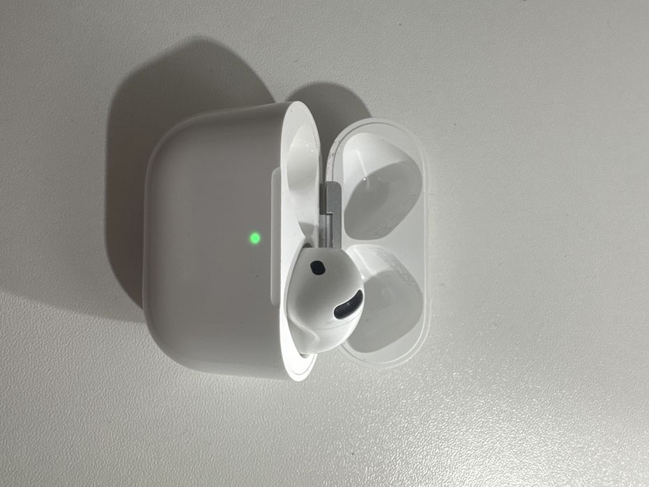 правый airpod и кейс airpods 4 (без шумоподавления)